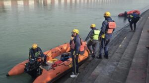 uk-har-01-sdrf-team-army-and-police-are-running-a-search-operation-to-find-the-iit-student-who-drowned-in-ganganahar-vis-uk10028_12022026141013_1202f_1770885613_743