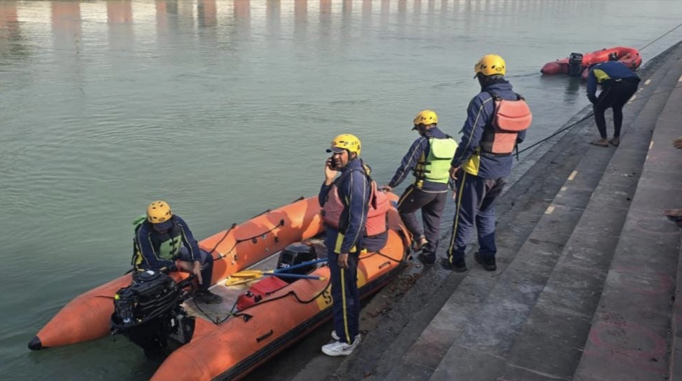 uk-har-01-sdrf-team-army-and-police-are-running-a-search-operation-to-find-the-iit-student-who-drowned-in-ganganahar-vis-uk10028_12022026141013_1202f_1770885613_743