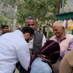 चिन्यालीसौड़ में गैस सिलेंडर भरवाने लगी लंबी लाइन,दीपक बिजलवान की पहल से गांव-गांव पहुंचेगी गैस गाड़ी