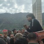 चिन्यालीसौड़ LIVE: पुल पर अध्यक्ष, छत पर सभासद—देखिए पूरा सियासी ड्रामा, चिन्यालीसौड़ में बवाल की तस्वीरें: पुल और छत पर चढ़कर विरोध, जांच की मांग